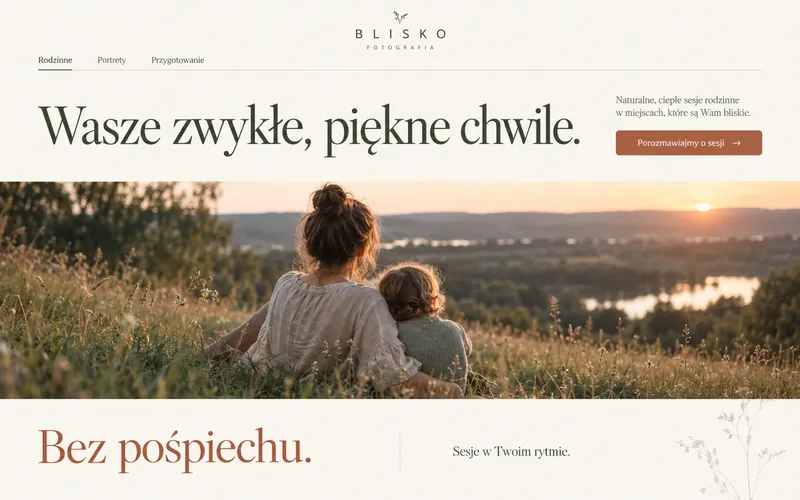 Koncepcja strony fotografii rodzinnej — ciepła panorama i dwupoziomowe menu